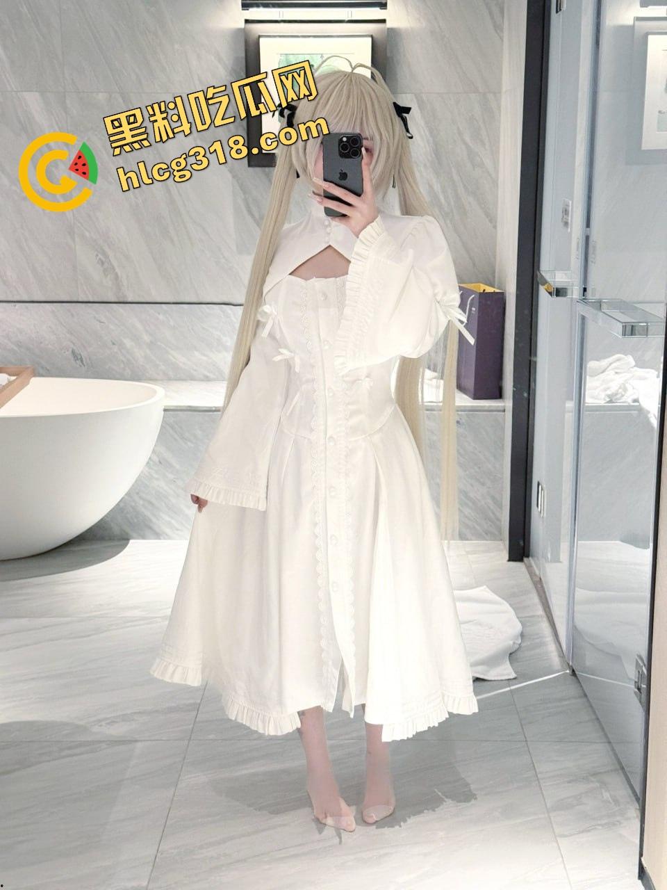 成都软萌cos『十七』短裙下藏不住贱劲，主动翻身爬上金主大肉棒，女上位骑到娇喘湿成水灾！-4