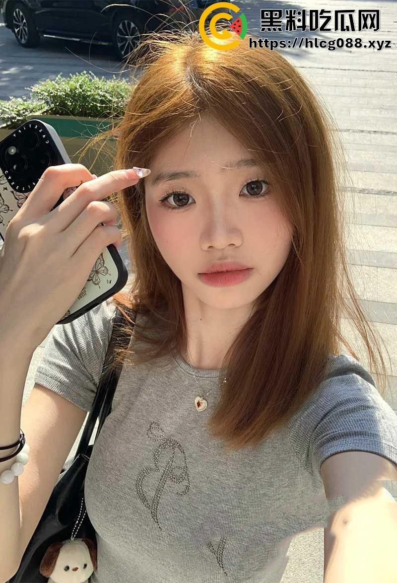 网络PK输了拔逼毛，精神小妹【黄毛飘飘】自拍逼毛一根根拽，疼得嘀咕还骚得要命，这神仙玩法谁顶得住啊！-1