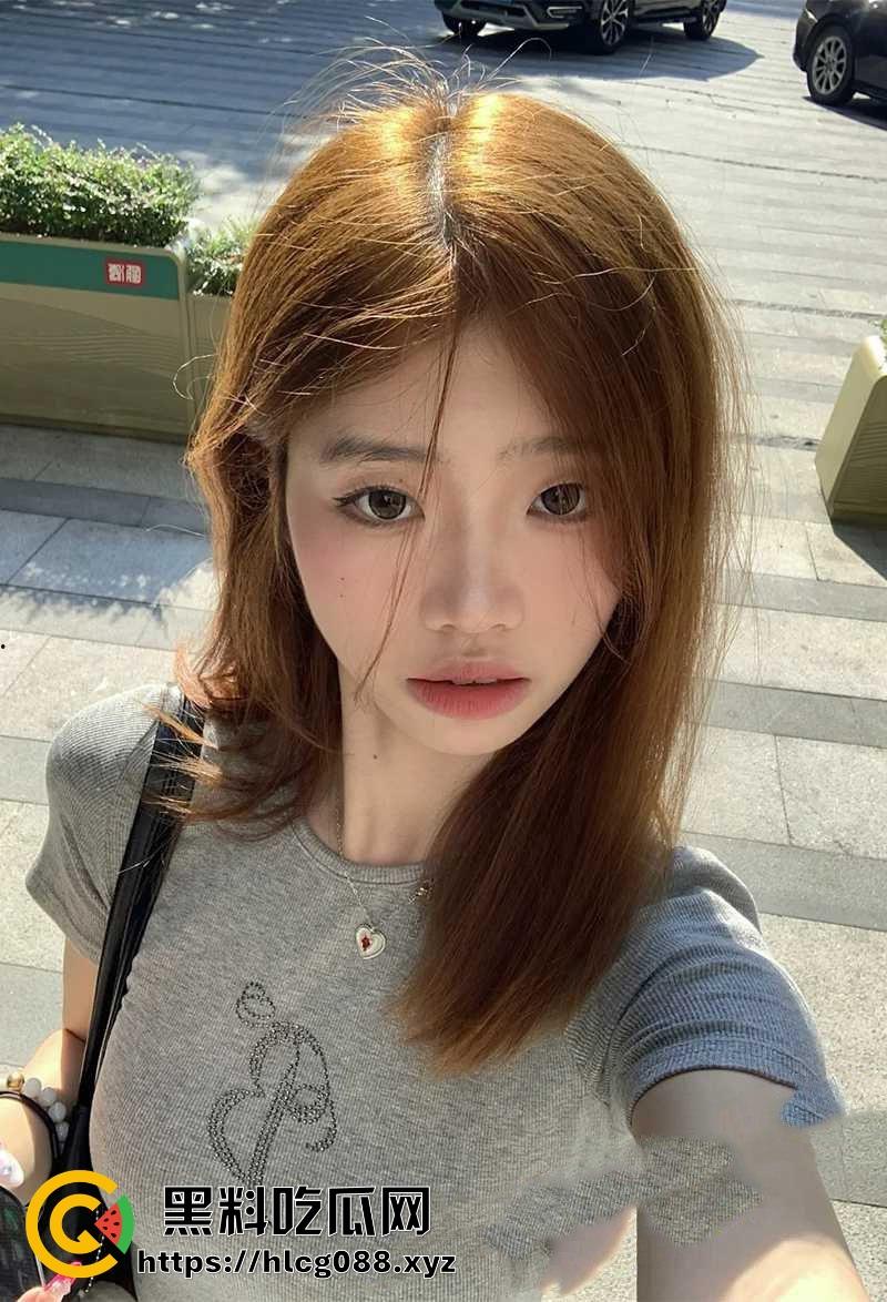 网络PK输了拔逼毛，精神小妹【黄毛飘飘】自拍逼毛一根根拽，疼得嘀咕还骚得要命，这神仙玩法谁顶得住啊！-3