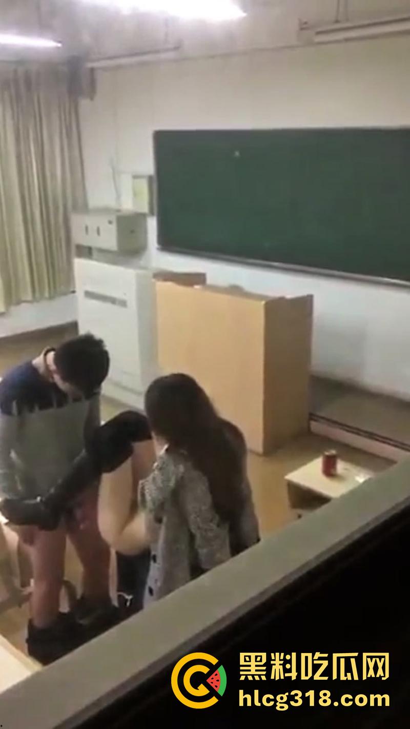 浙江大学美女助教，教室偷情眼镜学生，据说小伙妈妈是学校教授，不过这妹子身材是真赞啊！-5